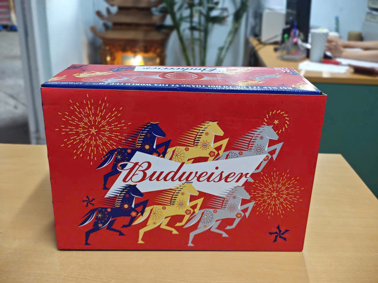 Bia BUDWEISER bia tết  lon 330ml bao bì trúng thưởng - Thùng 24 lon x 330ml